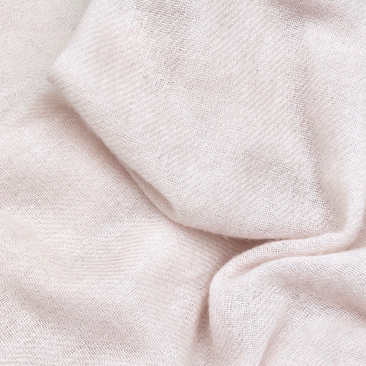 Luxury Cashmere Scarf in Rose – Handwoven Winter Wrap for Gifting
